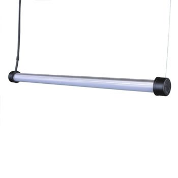 Enkel en alleen een horizontaal Ledbuis hanglamp met 32mm zwarte doppen, opgehangen aan 1 mm staaldraden en aan één kant een zwarte voedingsdraad.