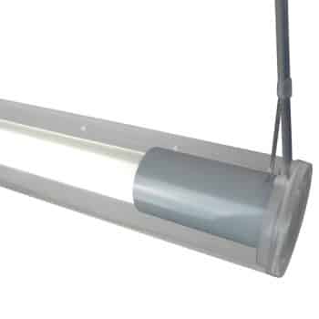 Detail foto van een transparante LED buis hanglamp met de focus op de dunne transparante voedingssnoer.