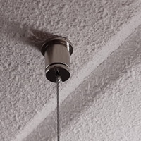 Verchroomde-plafondbeugels-aan-plafond