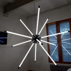 FLiRD 3D Ster, hanglamp met een ronde metalen bal waaruit 12 opaal buizen diameter 40mm uitsteken max. doorsnede van 344 cm