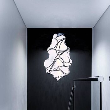 Boven een trapgat een hangend verticaal LED hanglamp in de vorm van een wit wolkendek gemaakt van recyclebaar plastic.