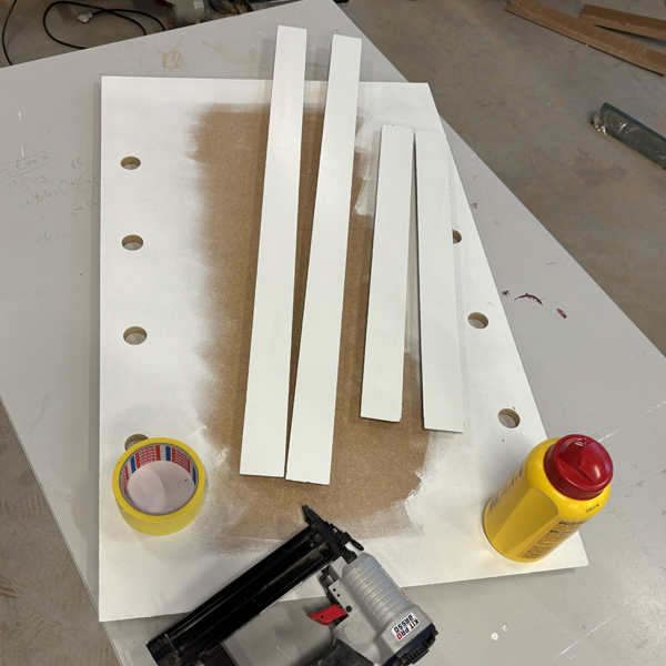 Het houten frame voor een handgemaakte FLiRD maatwerk spiegellamp wordt op maat gemaakt.