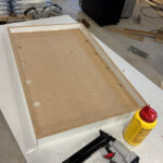 Het volledig gemonteerde houten frame van de FLiRD maatwerk spiegellamp, klaar voor de volgende productiestap.