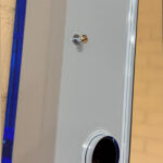 Detail van de E14 fitting en verchroomde kopschroef van de FLiRD maatwerk spiegellamp.